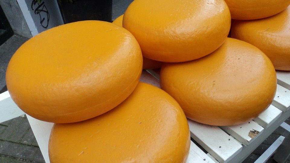 Polizist klaut bei Unfall Käse und verliert seinen Job