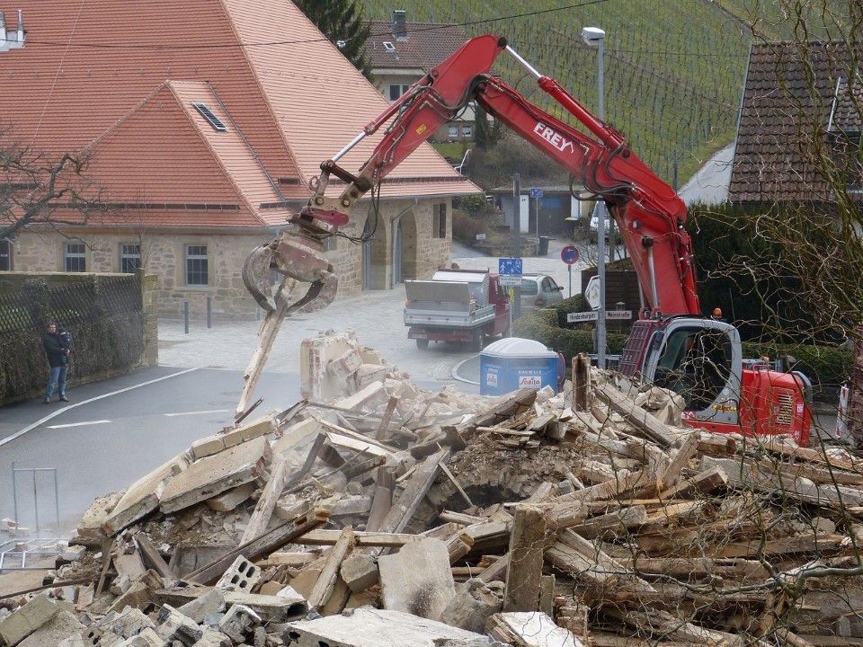 Nach Hoteleinsturz beginnt Abriss - Toter noch in Trümmern Nach Hoteleinsturz beginnt Abriss - Toter noch in Trümmern