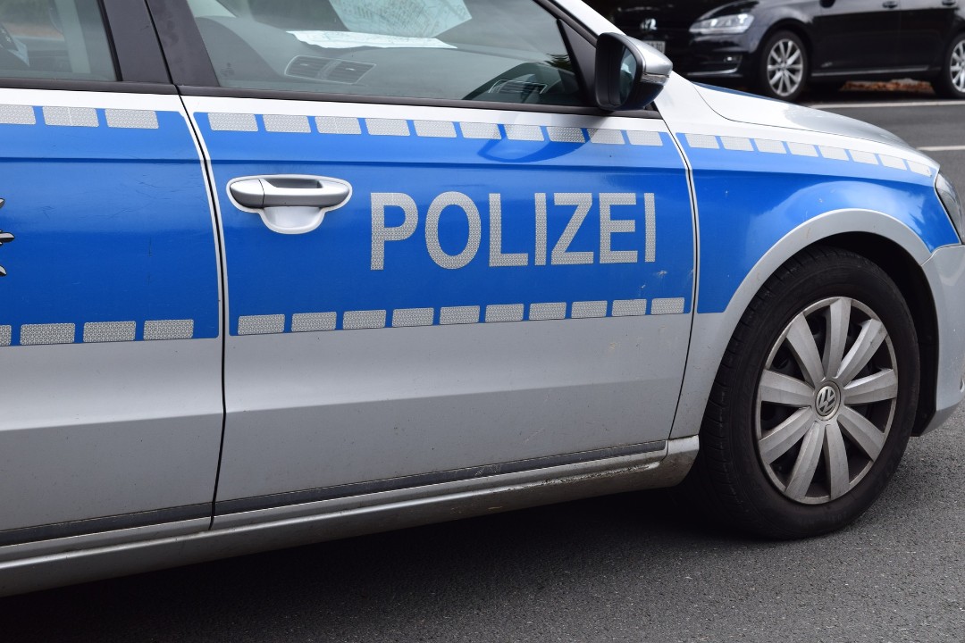 Obererbach: Alkoholisierter Fahrer rast in Böschung