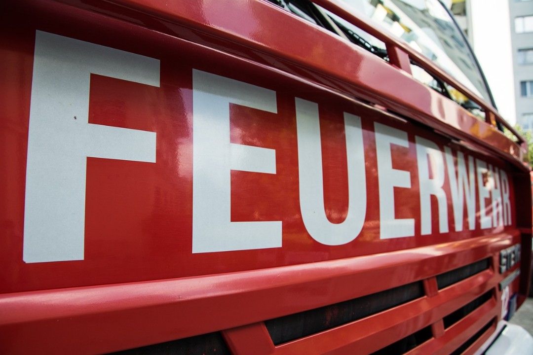 Brand von Lagerhallen - Polizei erwartet Millionenschaden 