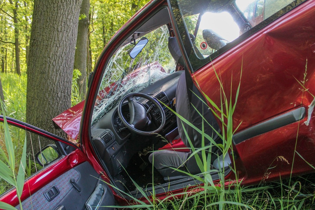 Auto überschlägt sich: Fahrer unter Alkoholeinfluss