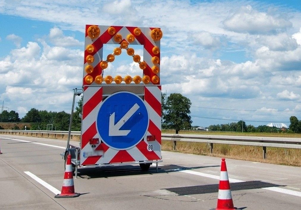 B9: Lkw-Fahrer fährt in Warnleitanhänger