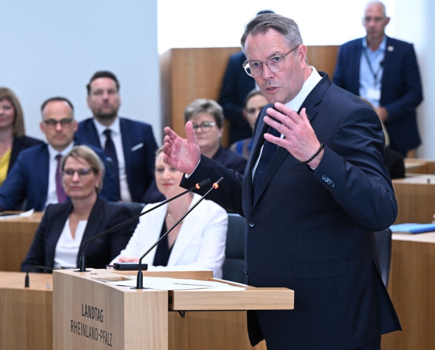 Schweitzer will Schulen, Kommunen und Wirtschaft stärken Schweitzer will Schulen, Kommunen und Wirtschaft stärken