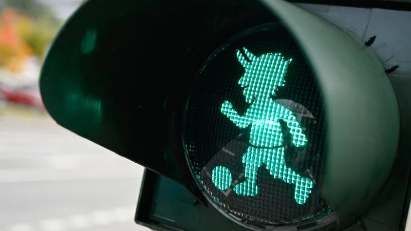 Ampelmännchen mit Hörnern und Ball- RLP im Ampelwahn 