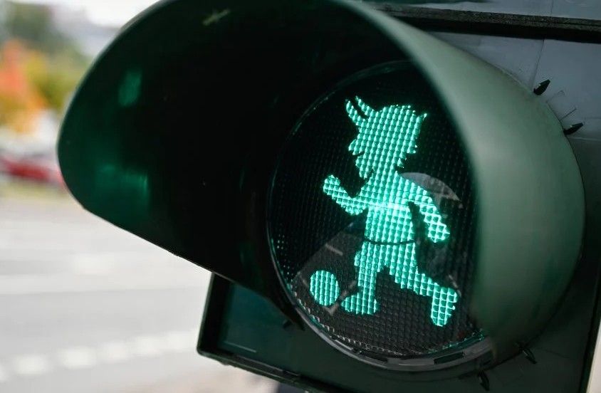 Ampelmännchen mit Hörnern und Ball- RLP im Ampelwahn Ampelmännchen mit Hörnern und Ball- RLP im Ampelwahn