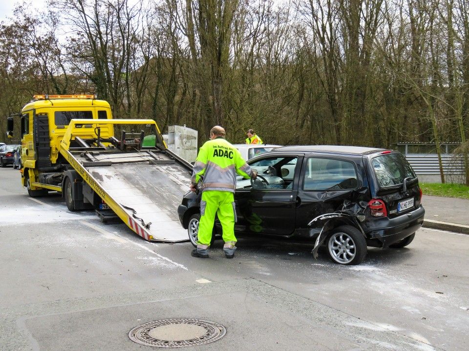Dieblich: Auto kracht in drei entgegenkommende Wagen Dieblich: Auto kracht in drei entgegenkommende Wagen