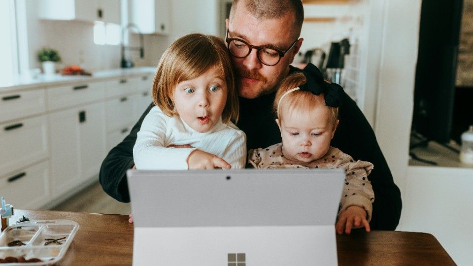 Stiftung Lesen rät: Auch Handys und Tablets zum Vorlesen nutzen