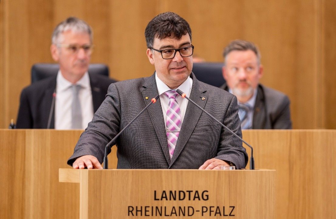 Schwab sieht keine Grundlage für vertrauliche Zusammenarbeit Schwab sieht keine Grundlage für vertrauliche Zusammenarbeit