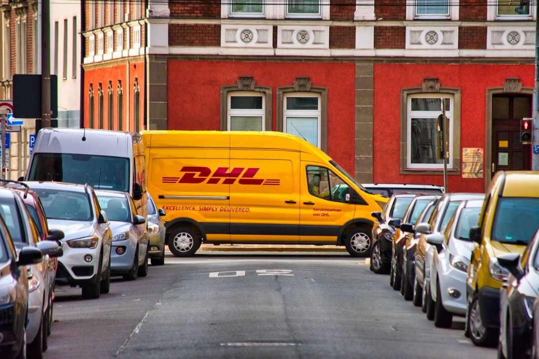 Neuwied: Paketbote sperrt Kunden in Lieferwagen ein