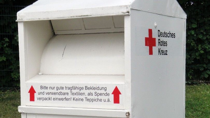 Vermüllung und volle Altkleidercontainer