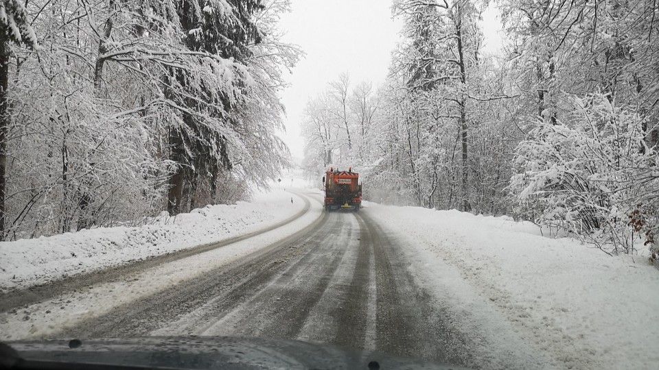 Dunkel, nass, glatt: Worauf im Winterverkehr zu achten ist
