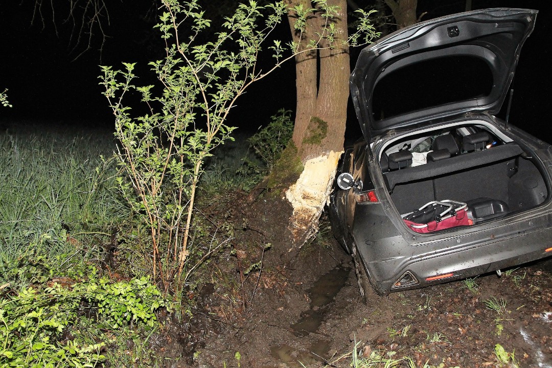 Jugendliche nach Unfall in Auto eingeklemmt