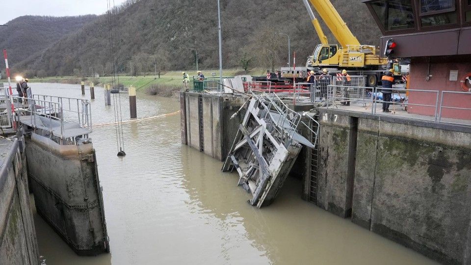 Nach Schleusen-Unfall dürfen Lkw sonntags an Mosel fahren