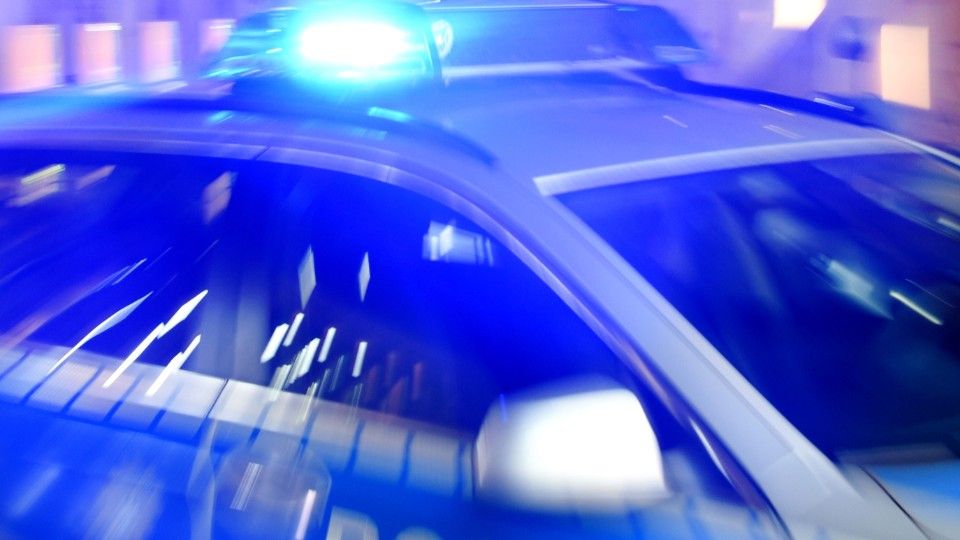 Auto kracht gegen Baum: eine schwer verletzte Person