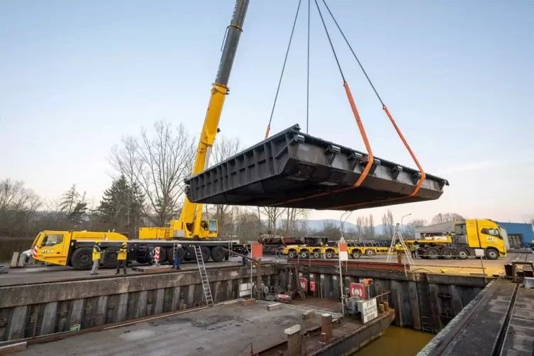 Ersatz-Schleusentor zum Transport nach Müden verladen Ersatz-Schleusentor zum Transport nach Müden verladen