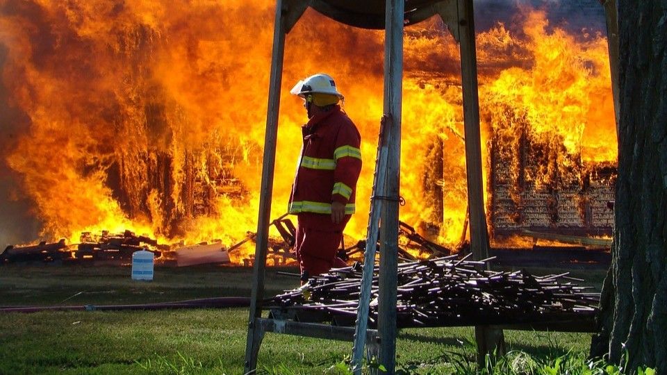 Fünf Menschen nach Hausbrand ins Krankenhaus gebracht