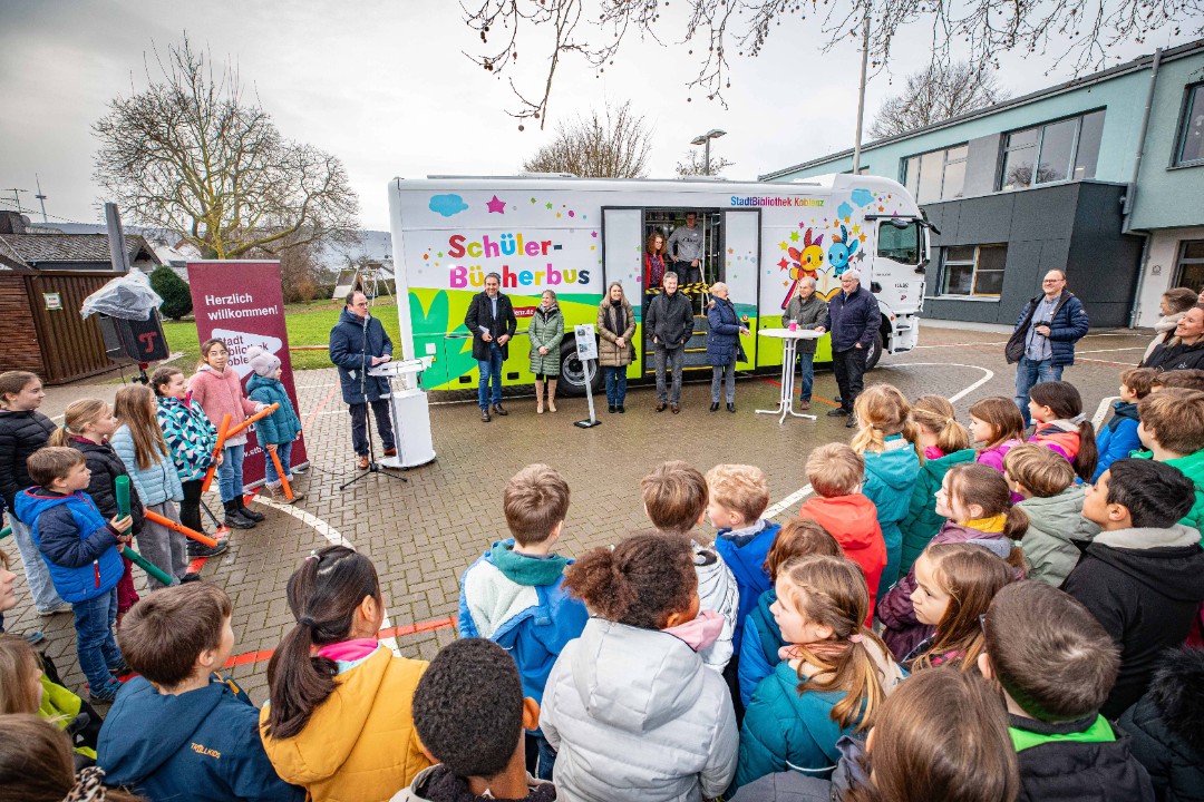 Einmalig in Rheinland-Pfalz: Neuer Schüler-Bücherbus der StadtBibliothek Koblenz startet Einmalig in Rheinland-Pfalz: Neuer Schüler-Bücherbus der StadtBibliothek Koblenz startet