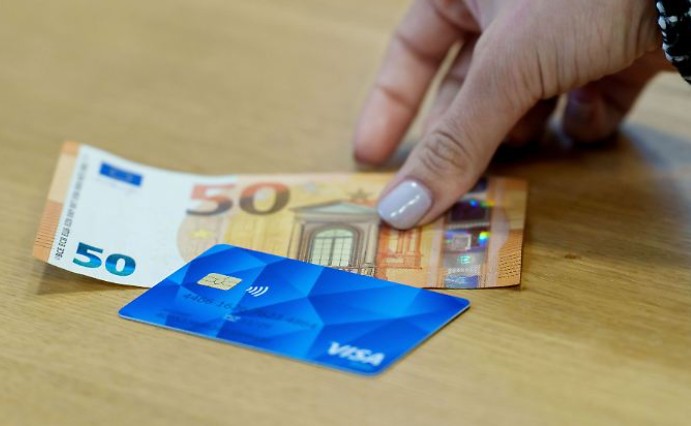 Land empfiehlt bei Karte für Geflüchtete 130 Euro Bar-Betrag Land empfiehlt bei Karte für Geflüchtete 130 Euro Bar-Betrag