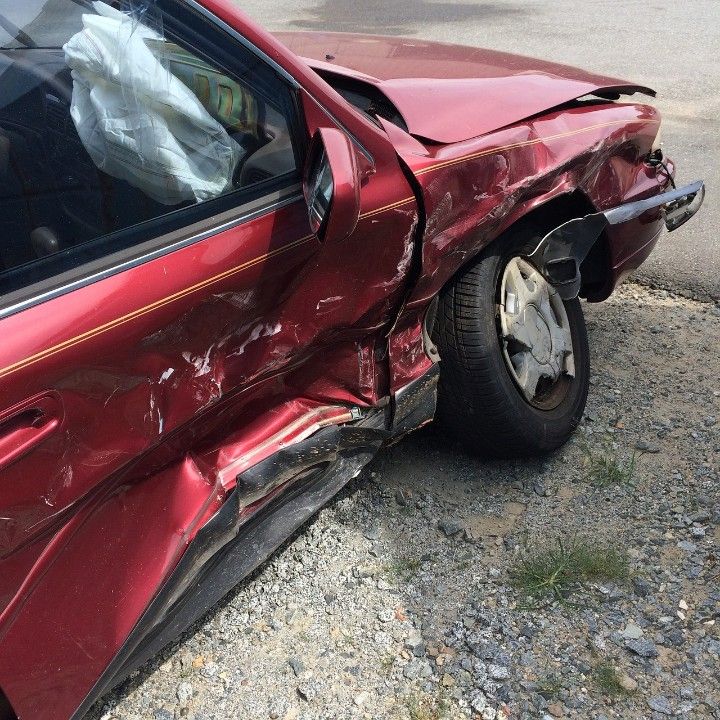 Unfall auf der B42: Fahrzeug kippt nach Überholmanöver – eine Person verletzt Unfall auf der B42: Fahrzeug kippt nach Überholmanöver – eine Person verletzt
