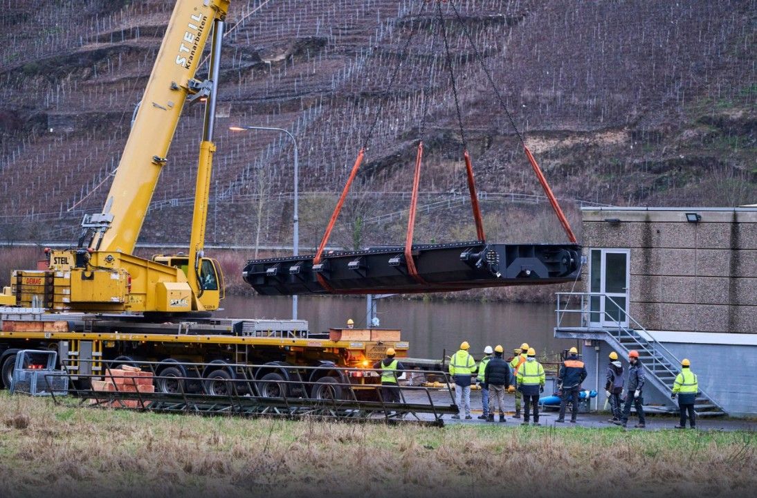 Tonnenschweres Ersatztor mit Kran in Schleuse gehoben Tonnenschweres Ersatztor mit Kran in Schleuse gehoben