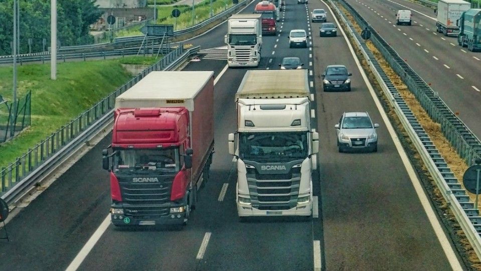 Tödlicher Unfall auf der A61 - Mann fährt in Lkw