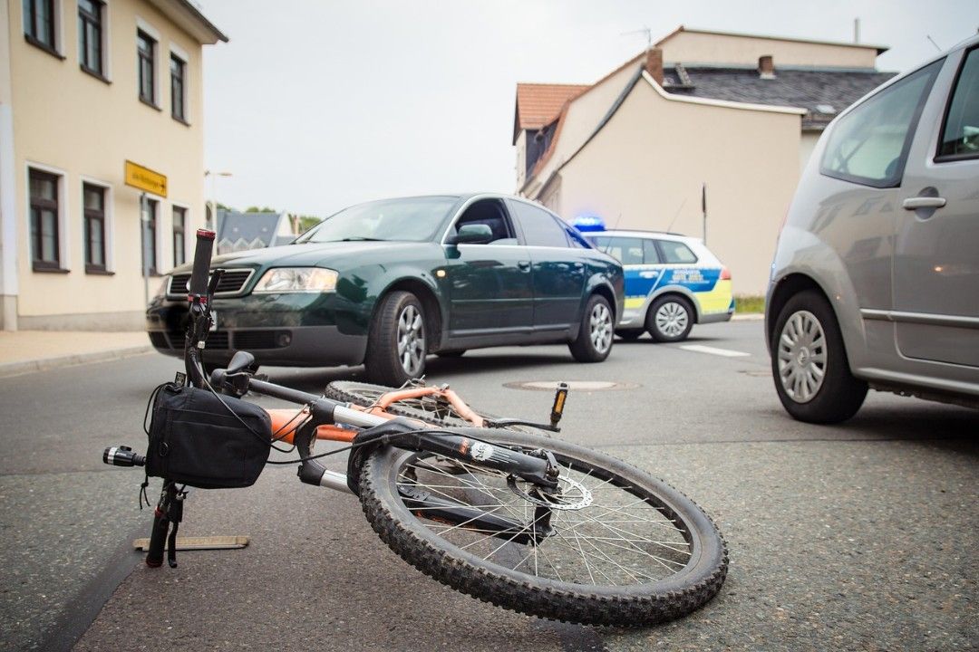 Verkehrsunfall in Neuwied: 71-Jährige stürzt nach Kollision mit PKW