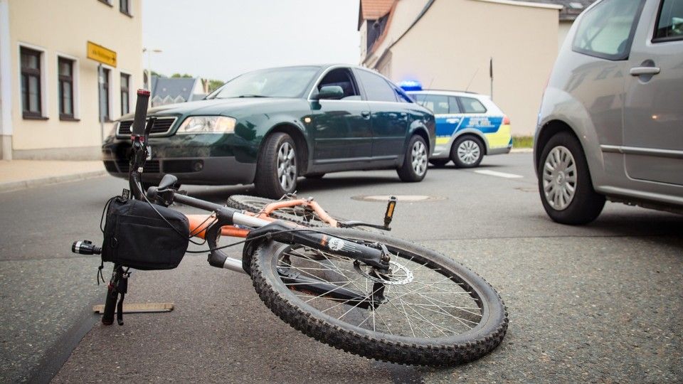 Verkehrsunfall in Neuwied: 71-Jährige stürzt nach Kollision mit PKW