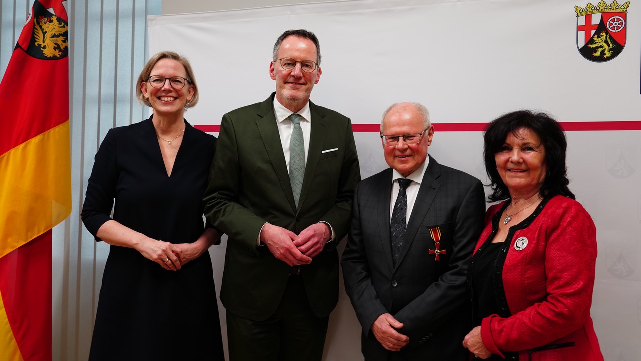 Peter Labonte erhält Verdienstkreuz am Bande Peter Labonte erhält Verdienstkreuz am Bande