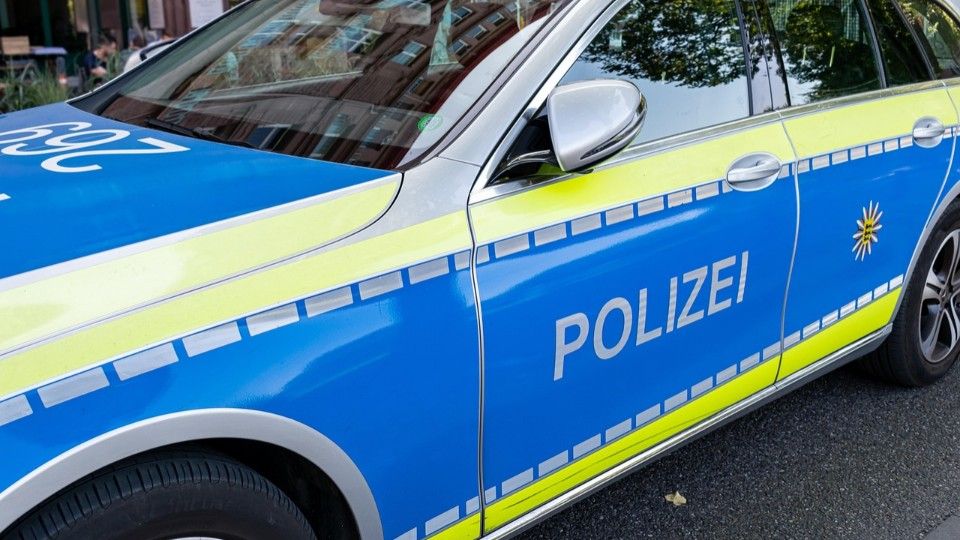 Falschfahrer rammt Streifenwagen auf der Autobahn und flieht