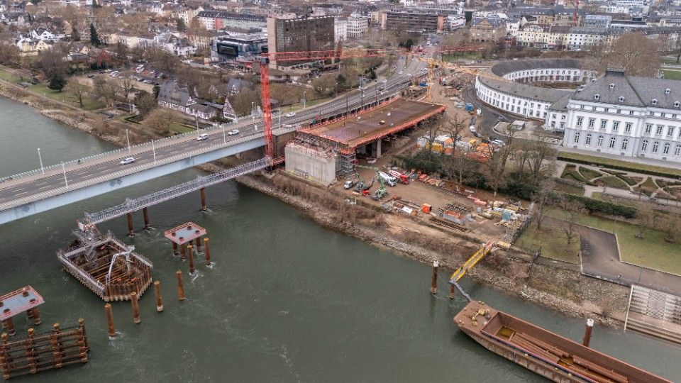 Erster Betonagearbeiten auf der Wasserbaustelle der Pfaffendorfer Brücke