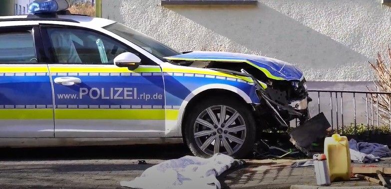 Streifenwagen und Auto kollidieren - drei Verletzte Streifenwagen und Auto kollidieren - drei Verletzte