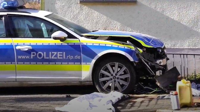 Streifenwagen und Auto kollidieren - drei Verletzte