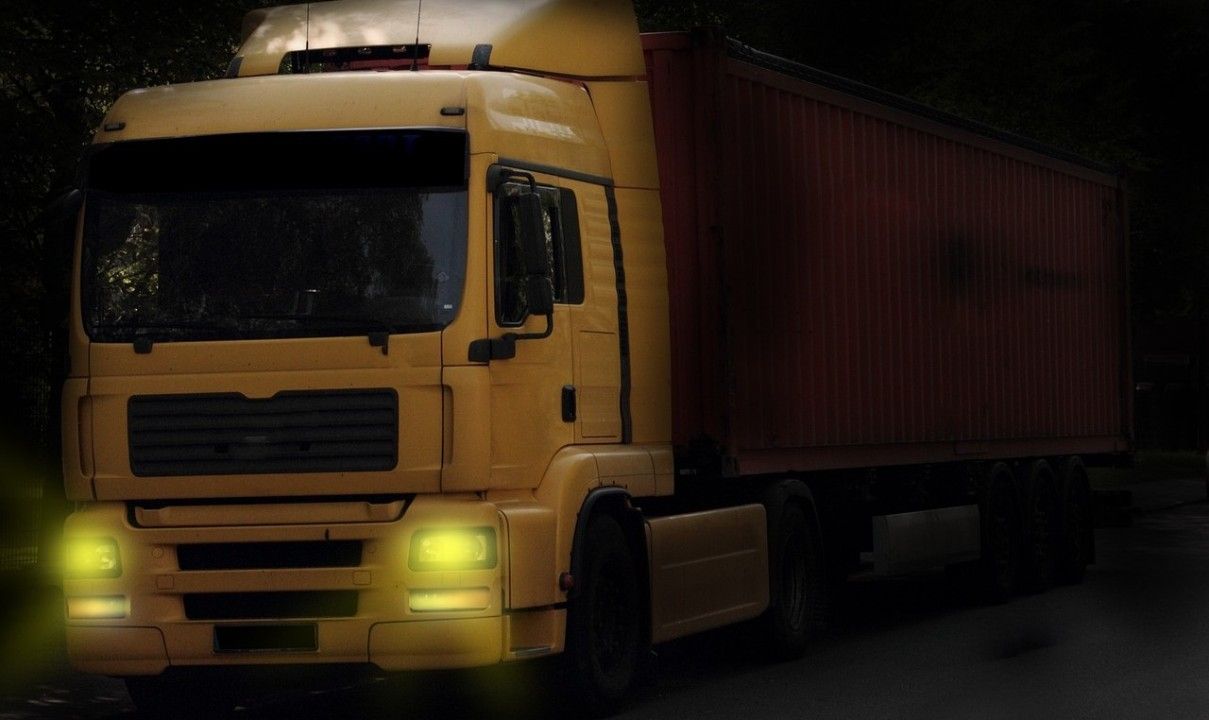 Autofahrer stirbt bei Zusammenstoß mit Lkw