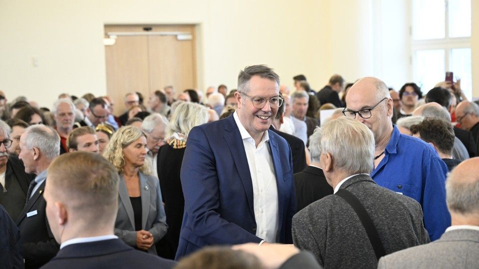 Ministerpräsident Alexander Schweitzer würdigt Ehrenamtliche beim Bürgerempfang