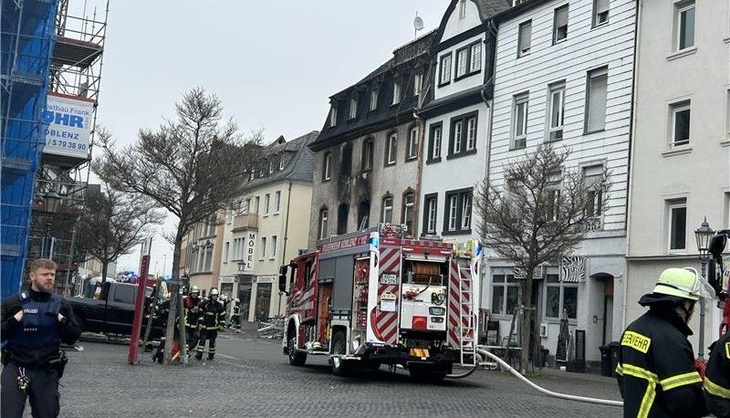 Brand in Mehrfamilienhaus - mindestens ein Schwerverletzter