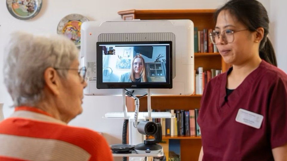 Beratung über Video - Wie Telepflege im Seniorenheim hilft