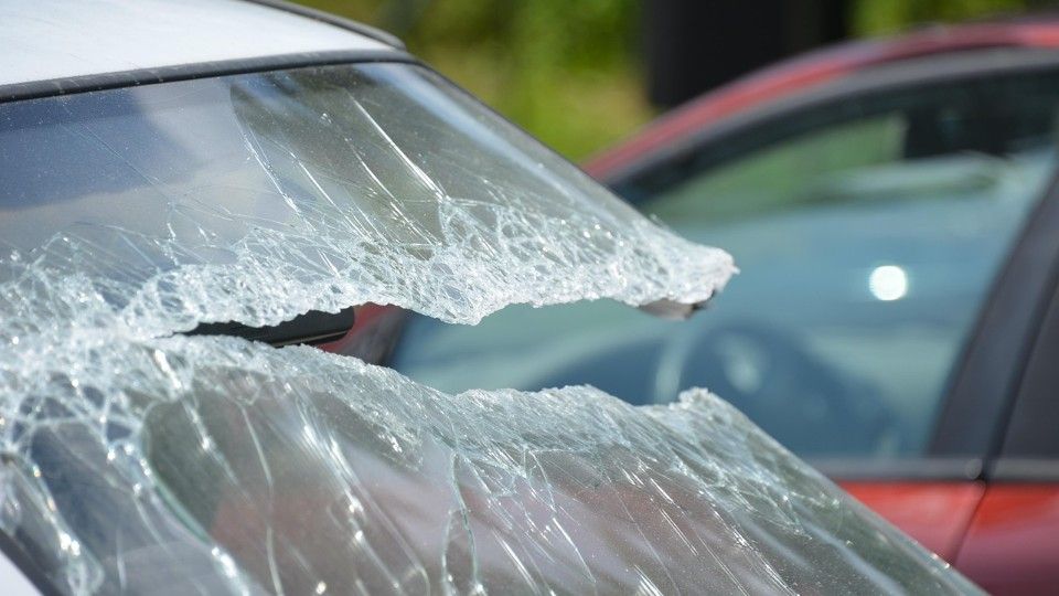 Unbekannter Mann schlägt auf PKW ein