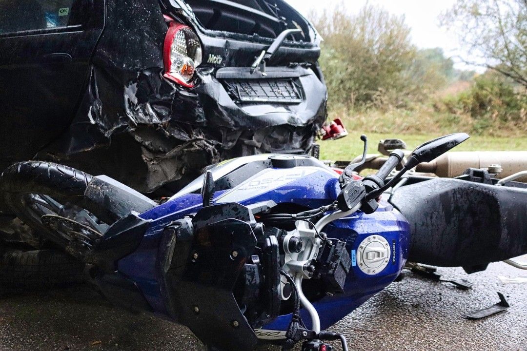 Jugendlicher Motorradfahrer und Beifahrerin schwer verletzt