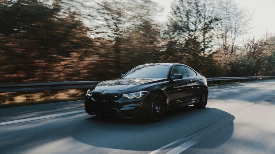Rasante Flucht endet im Unfall: Fahrer ohne Führerschein und unter Drogeneinfluss