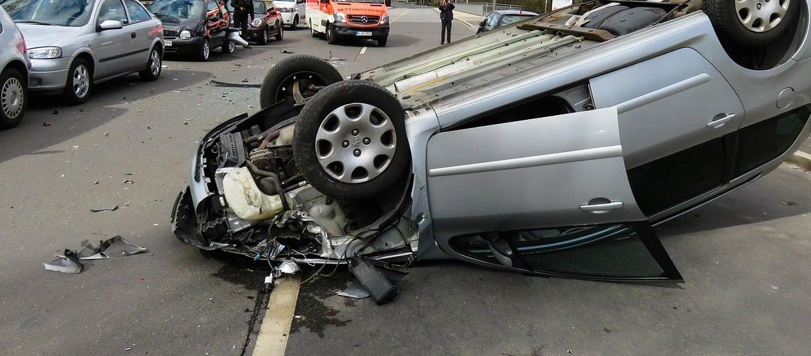 Auto stürzt etwa sieben Meter tief - fünf Männer verletzt