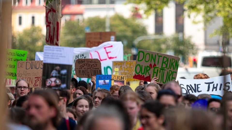 Zwei Demonstrationszüge behindern Verkehr in Alt- und Innenstadt