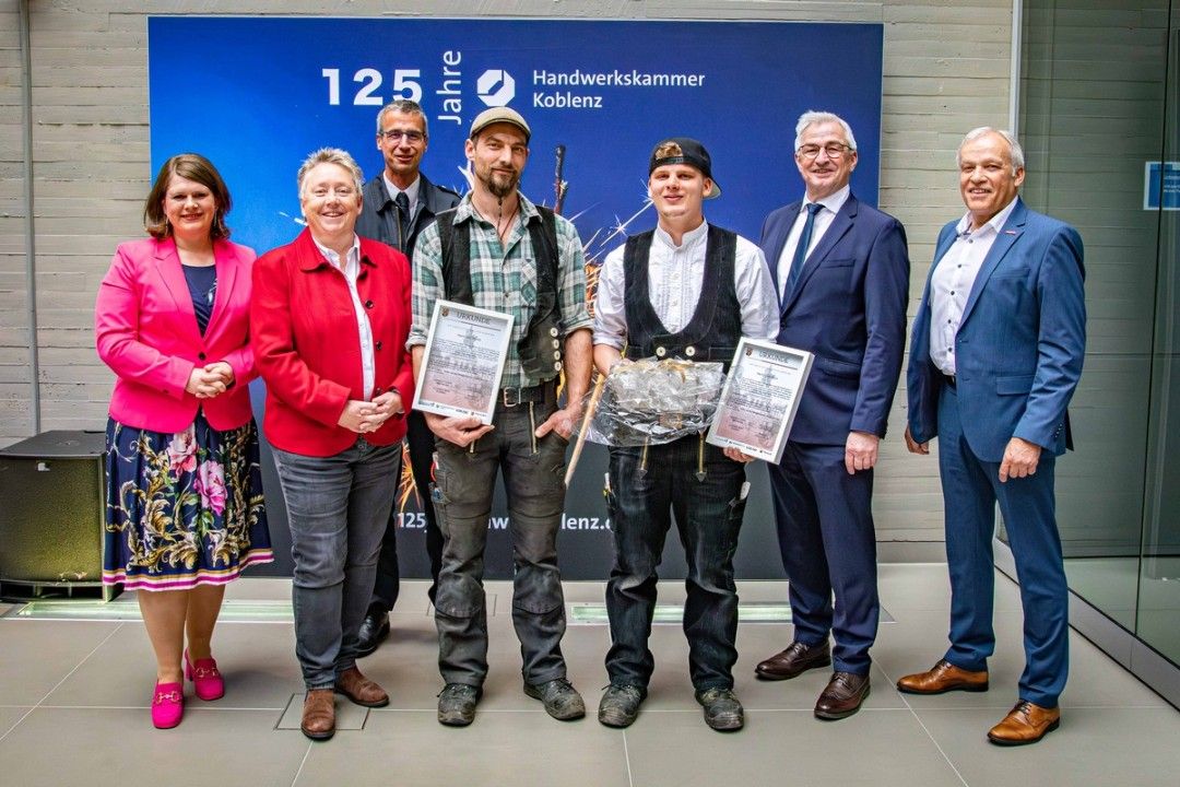 Ehrung zweier Zimmerleute für deren vorbildliche Rettungsaktion bei einem Brand in Koblenz Ehrung zweier Zimmerleute für deren vorbildliche Rettungsaktion bei einem Brand in Koblenz