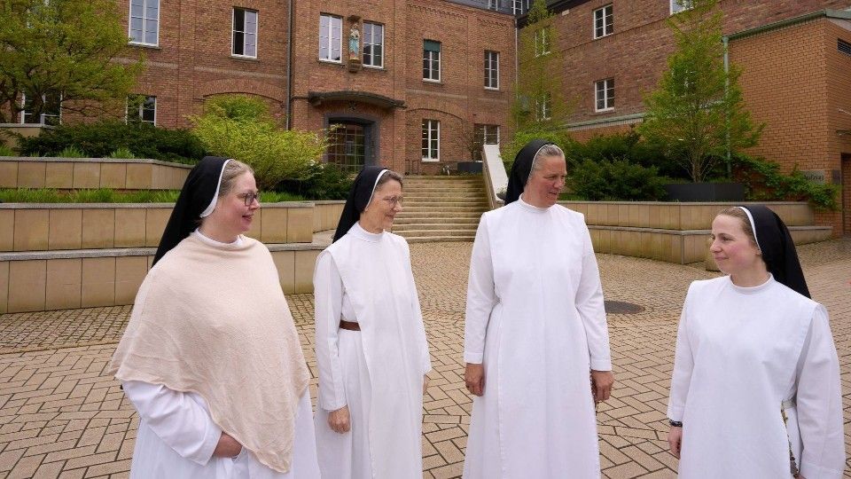 Ein Tod wie gemalt - Frauen im Kloster trauern um Papst