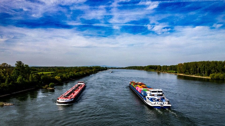 Niedrigwasser im Rhein – Schiffe weniger beladen