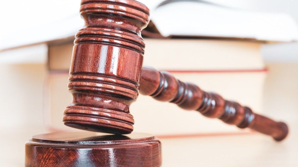 Mann will in Haft und ermordet Bettler: lebenslang