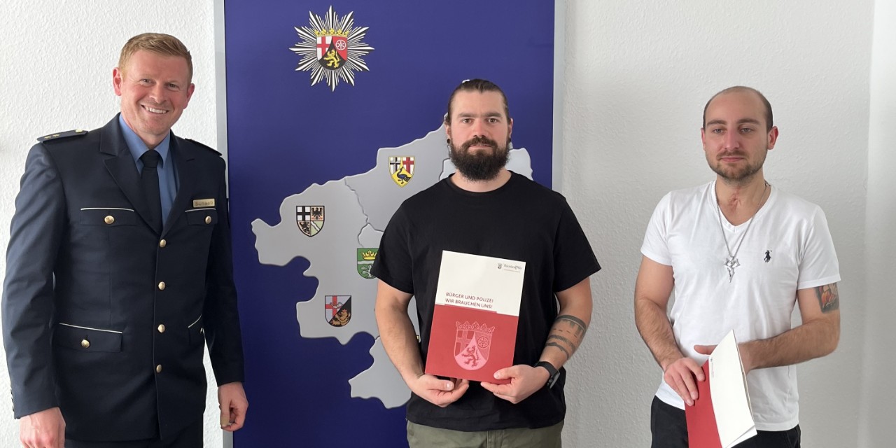 "Wer nichts tut macht mit" - Polizei Koblenz ehrt zwei Männer "Wer nichts tut macht mit" - Polizei Koblenz ehrt zwei Männer