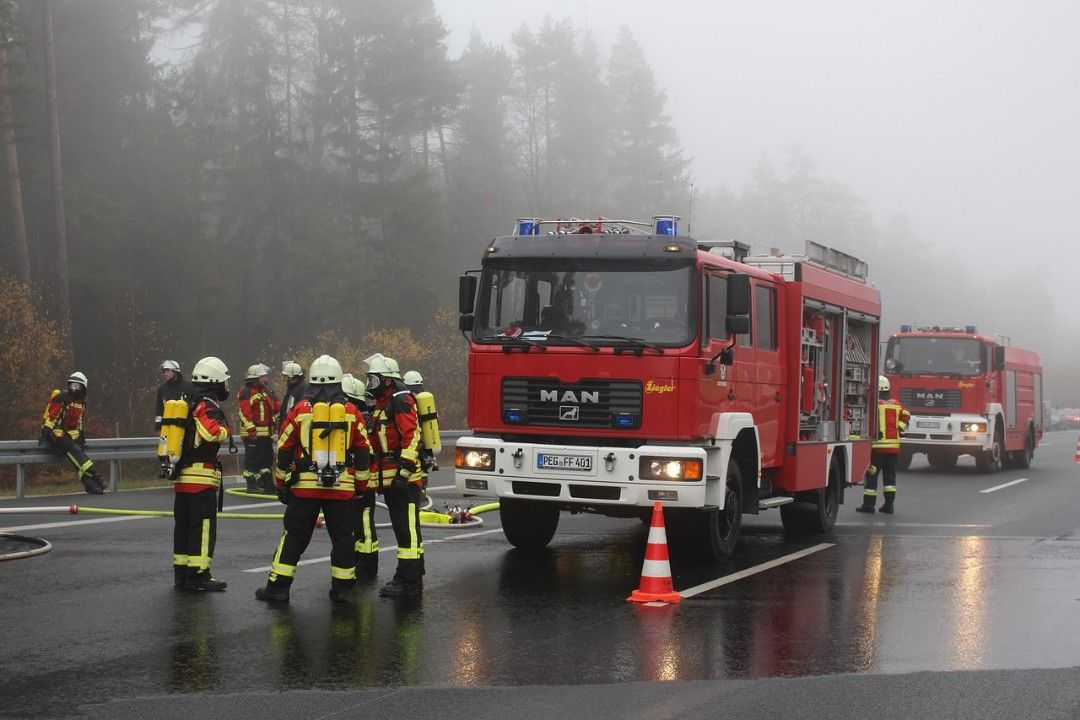 Schwerer Auffahrunfall auf der A3 – Lkw-Fahrer lebensgefährlich verletzt