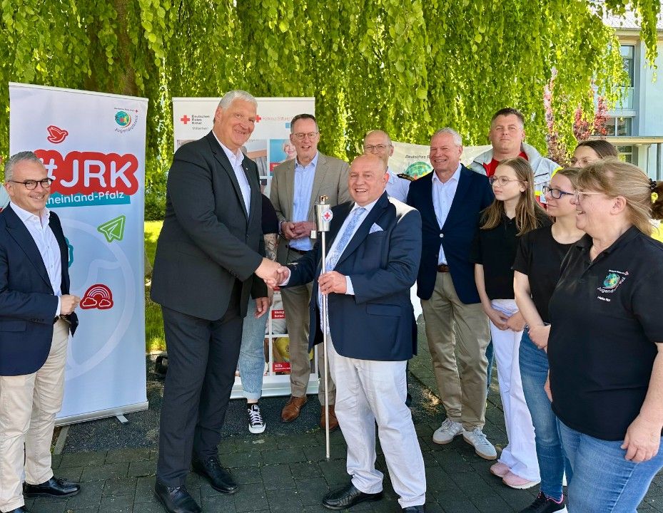 DRK-Koblenz Präsident Leo Biewer übergibt das Rotkreuz-Licht der Hoffnung und Menschlichkeit DRK-Koblenz Präsident Leo Biewer übergibt das Rotkreuz-Licht der Hoffnung und Menschlichkeit