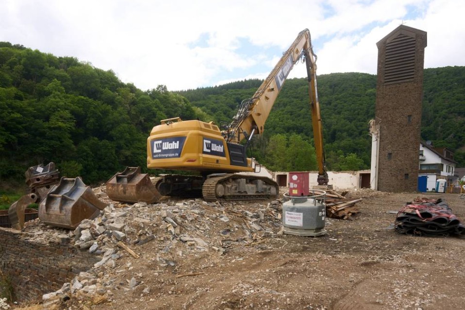 Turmfalkenpaar verzögert Abriss von Kirche im Ahrtal Turmfalkenpaar verzögert Abriss von Kirche im Ahrtal