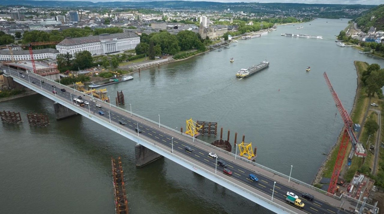 Risiko Niedrigwasser: Längere Arbeitszeit an Pfaffendorfer Brücke Risiko Niedrigwasser: Längere Arbeitszeit an Pfaffendorfer Brücke